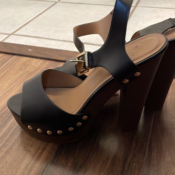 Diva black and wooden slightly used wedges. True to size. 5in heel - Picture 2 of 3